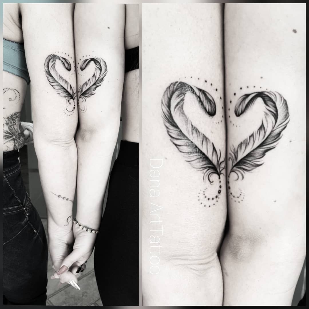 tattoo piuma di coppia madre e figlia ph @dana arttattoo