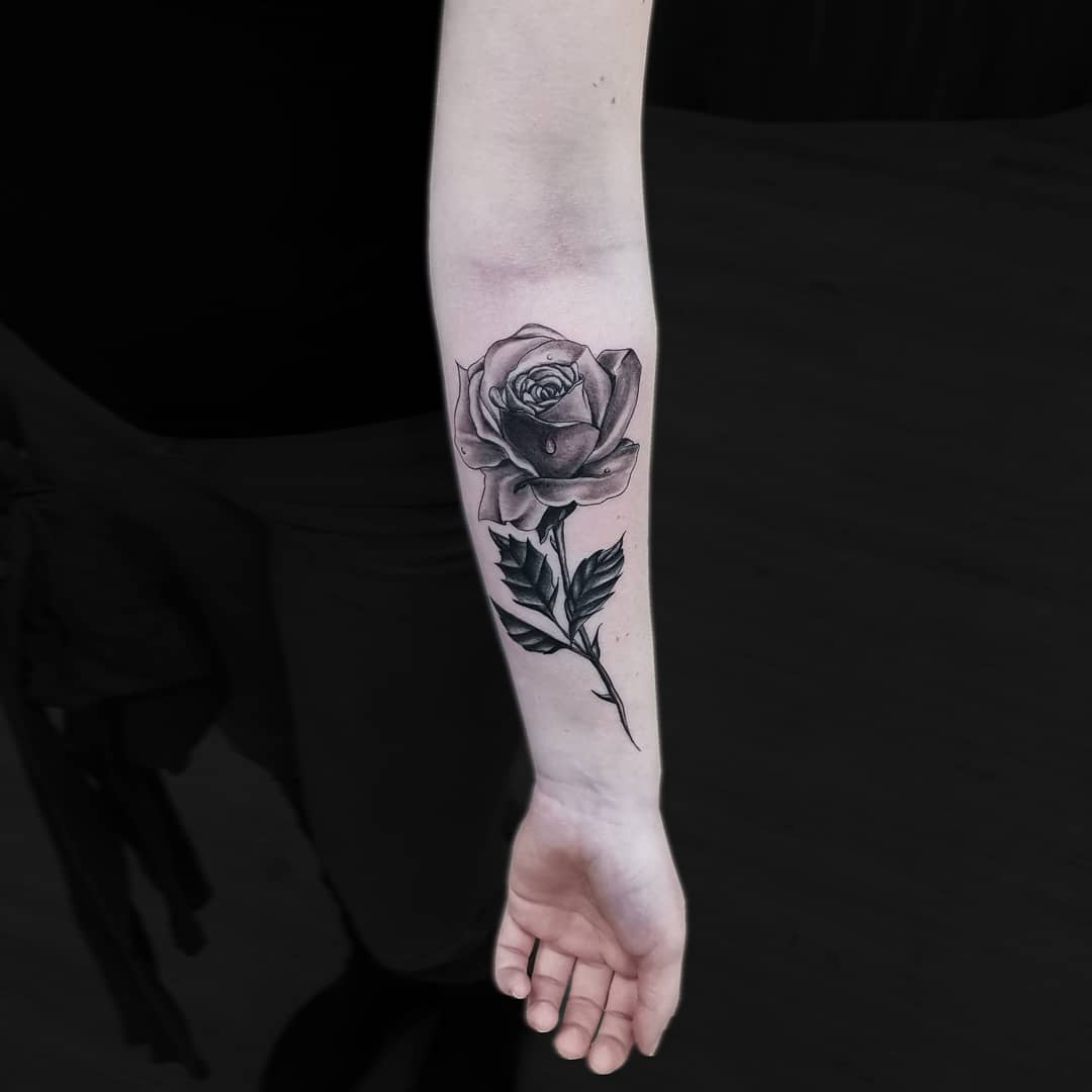 tattooo rosa realistica by @kf.tattoo