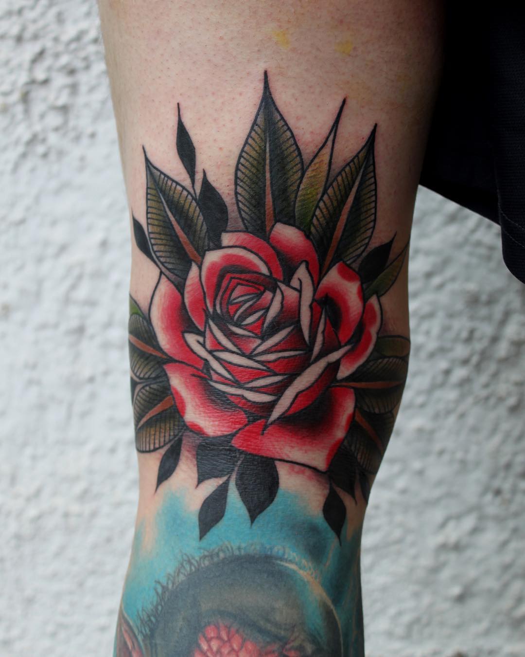 tatuaggi rose old school by @malik.kleinwort.tattoo