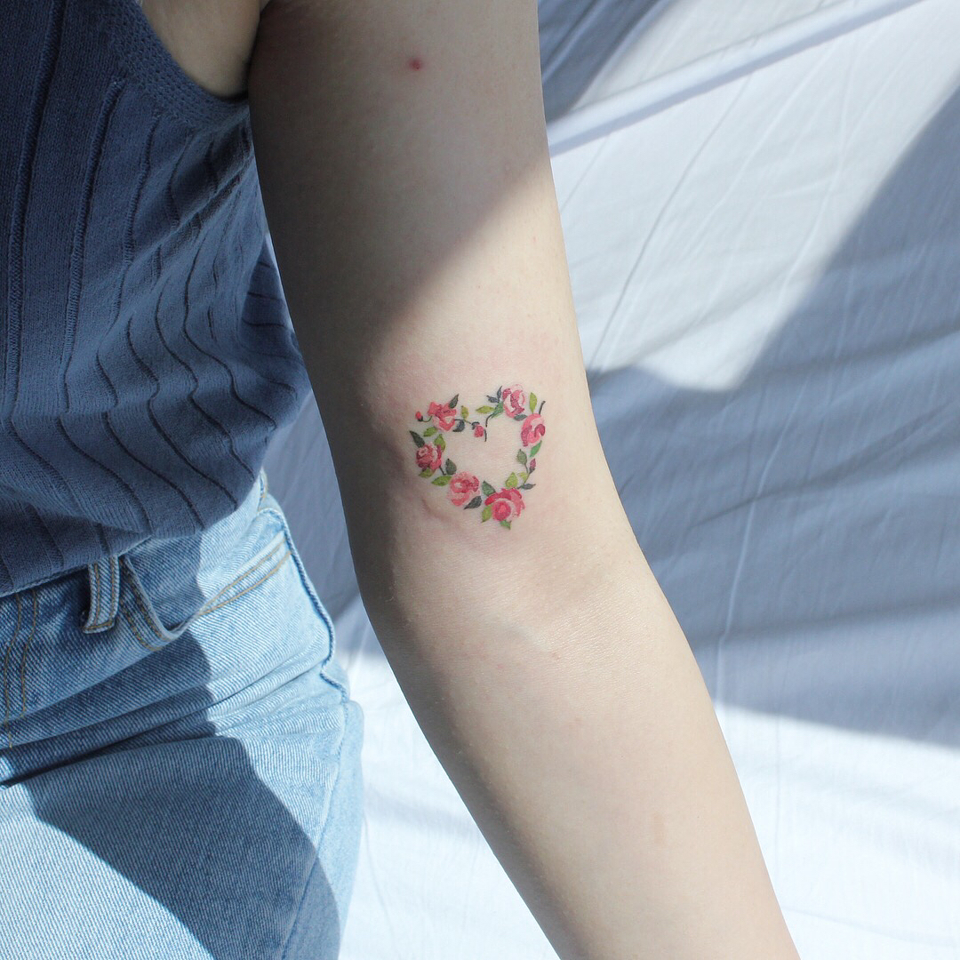 tatuaggi rose rosse minimal by @seoya tattoo