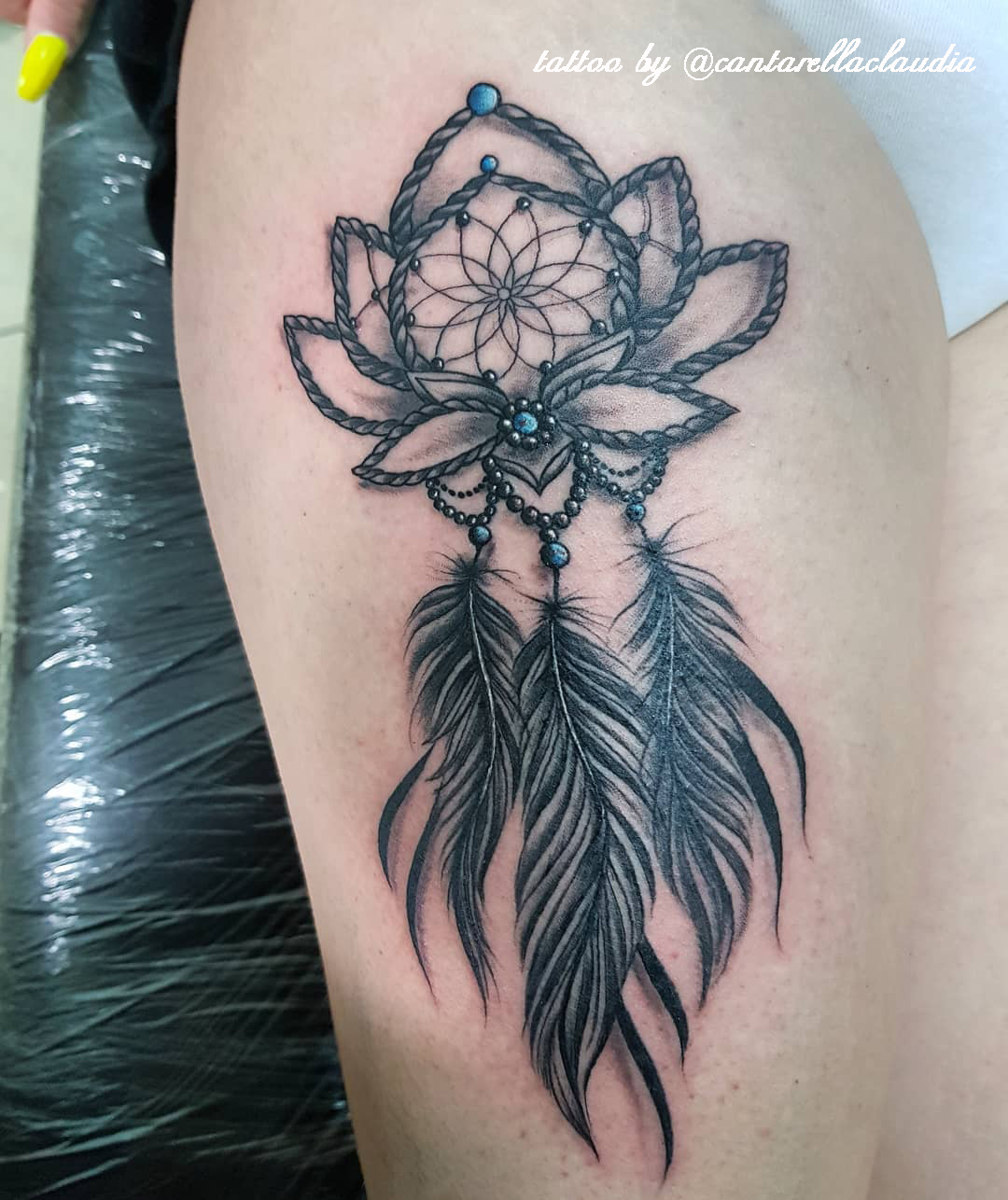 tatuaggio fiore di loto acchiappasogni e piume by @cantarellaclaudia