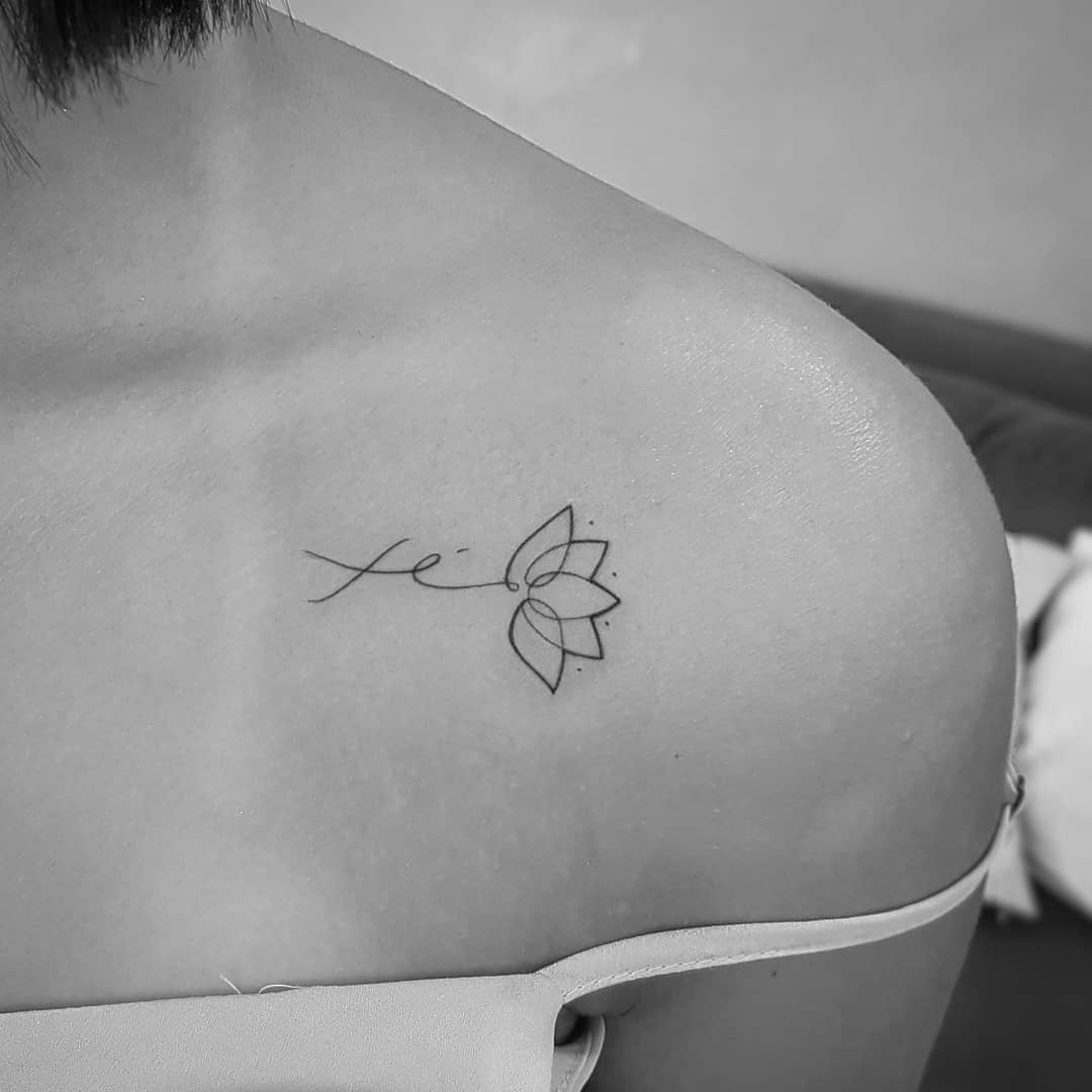 tatuaggio fiore di loto sulla spalla by @dobalina ink
