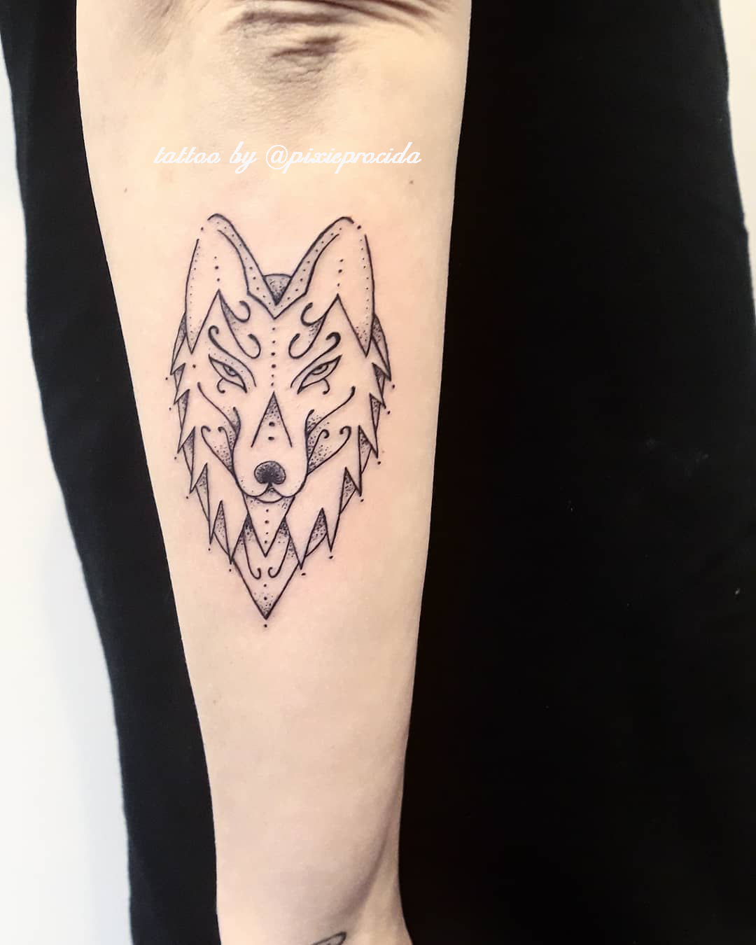 tatuaggio lupo stilizzato braccio by @pixieprocida
