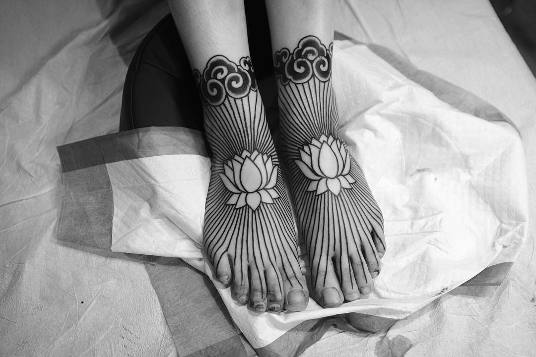tatuaggio piede blackgrey fiore di loto linee by @christianlanouette