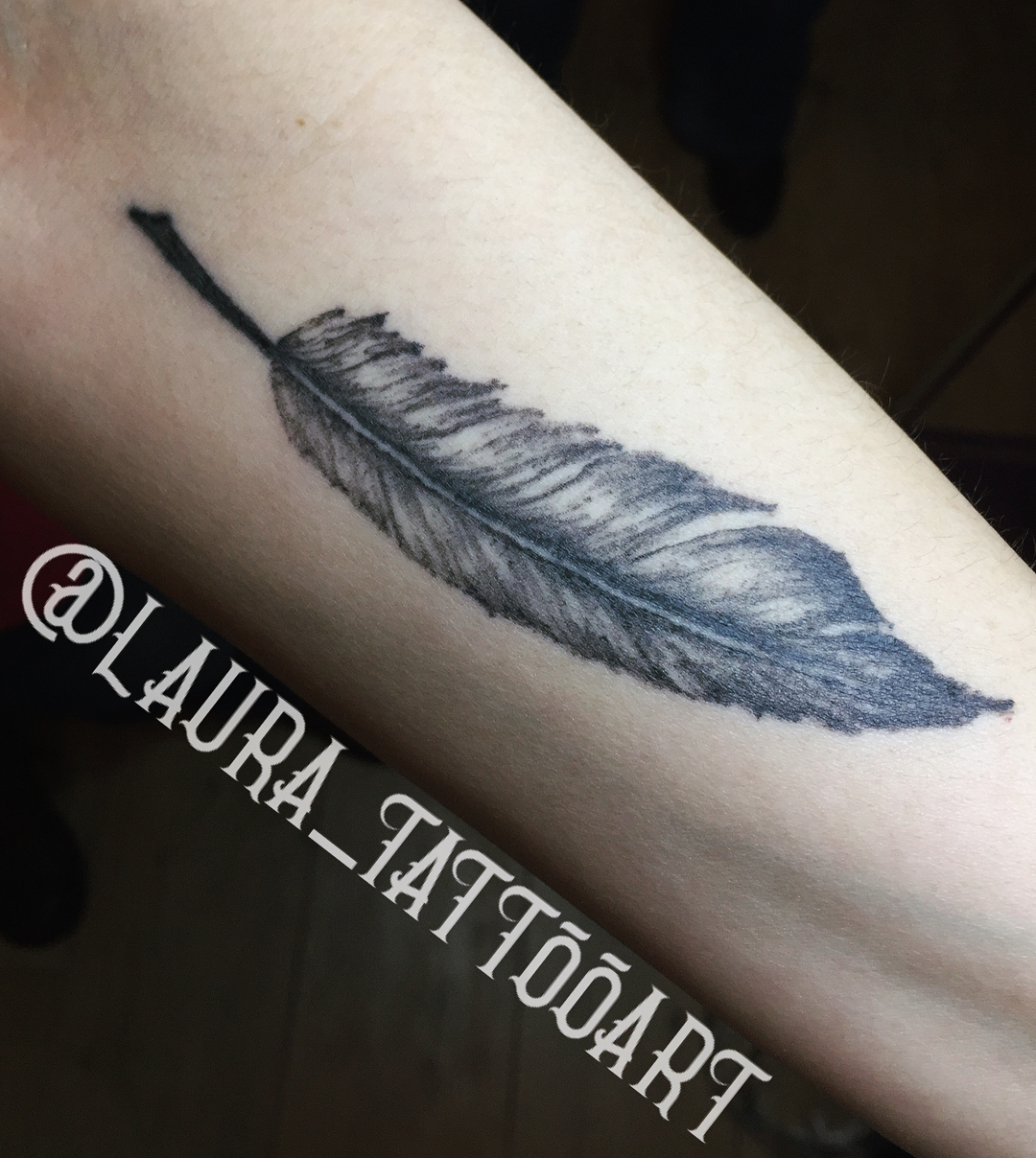 tatuaggio piuma balckgrey by @laura tattooart