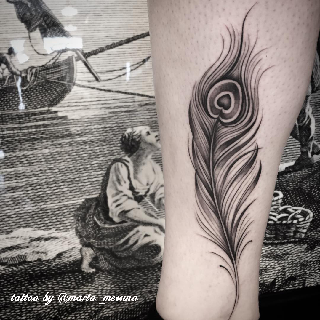 tatuaggio piuma di pavone blackgrey by @marta messina