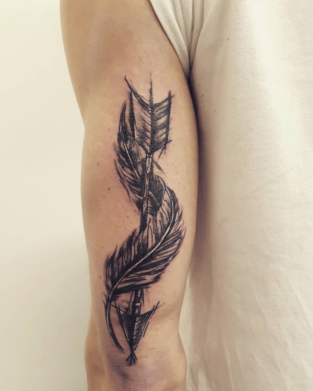 tatuaggio piuma e freccia by @saint ink tattoo