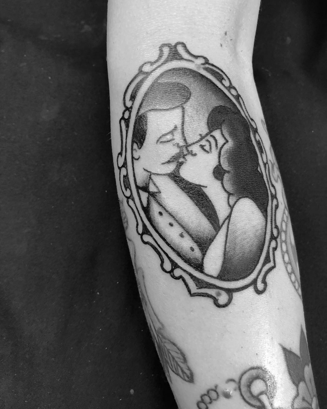 tatuaggio bacio blackwork by @oldanidaniele