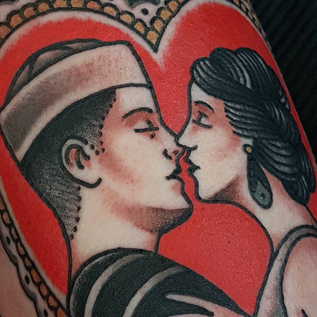 tatuaggio bacio old school colorato by @paul aherne