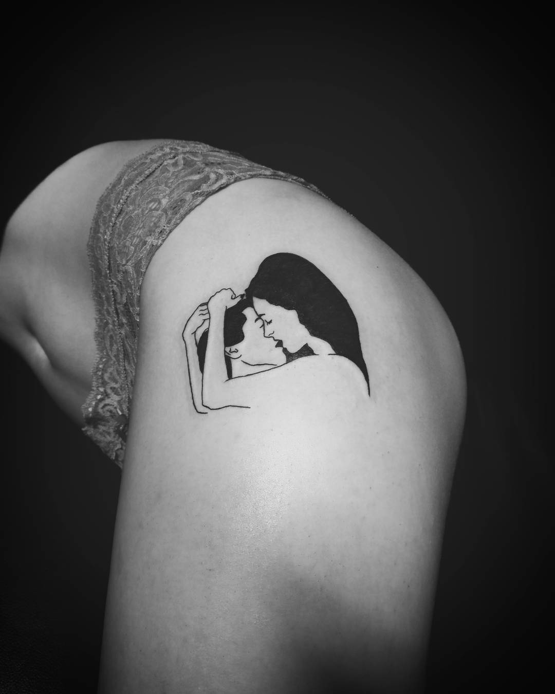 tatuaggio bacio passionale coscia by @tony.hache777 designed by RegardsCoupables™ 1