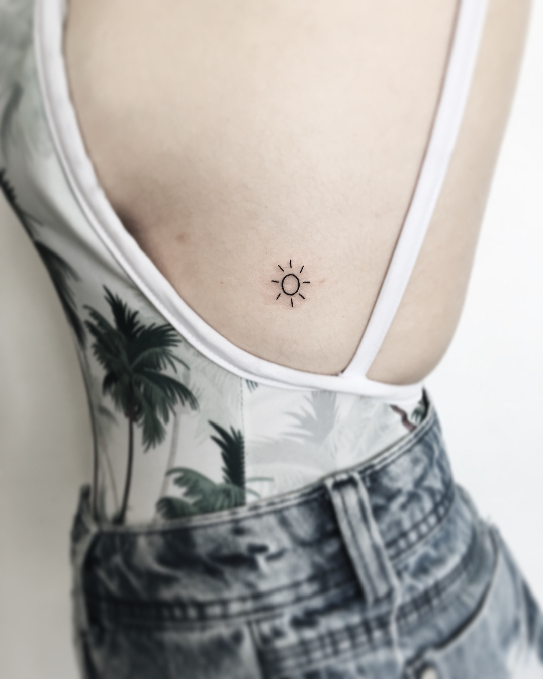 tattoo piccolo sole schiena by @rebeccanobretattoo