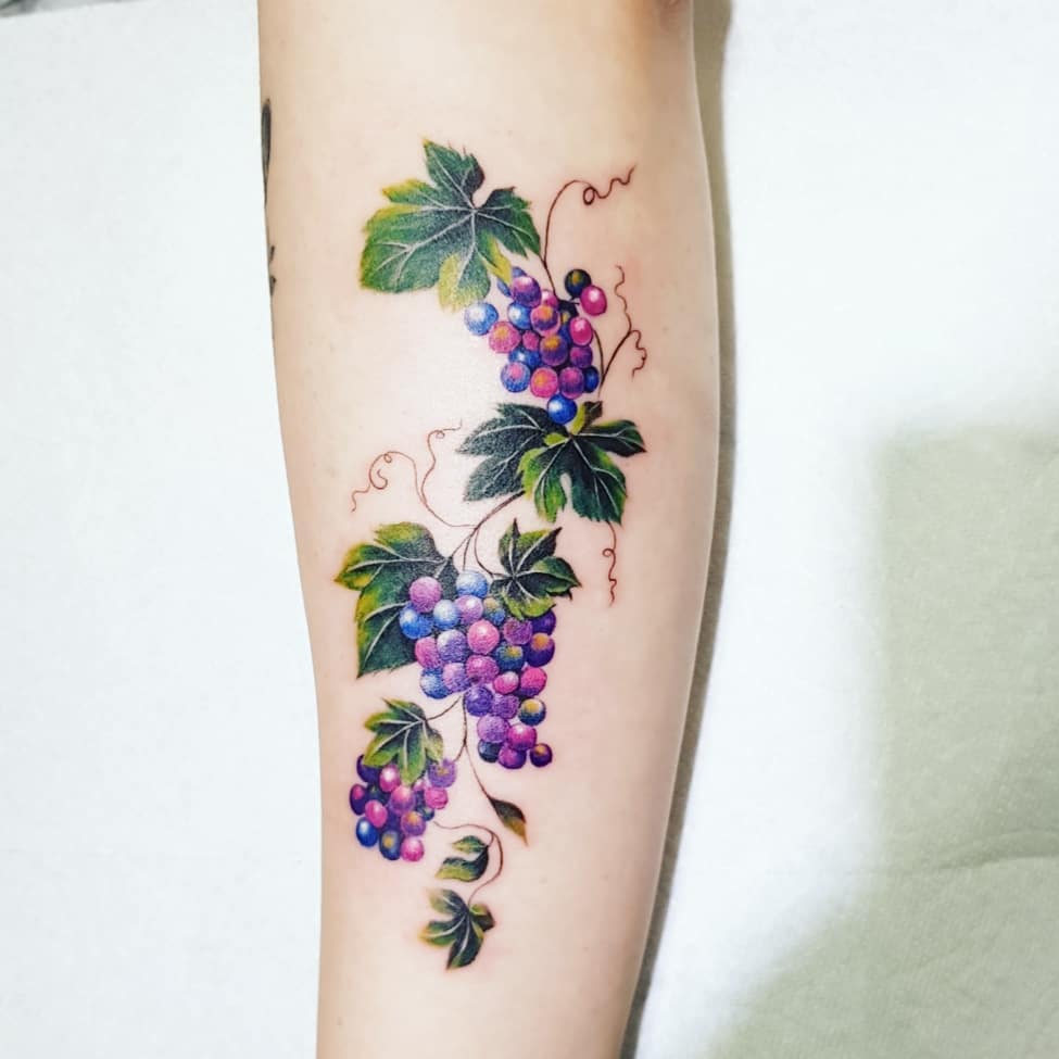 tatuaggio braccio uva by @tattooist sazin