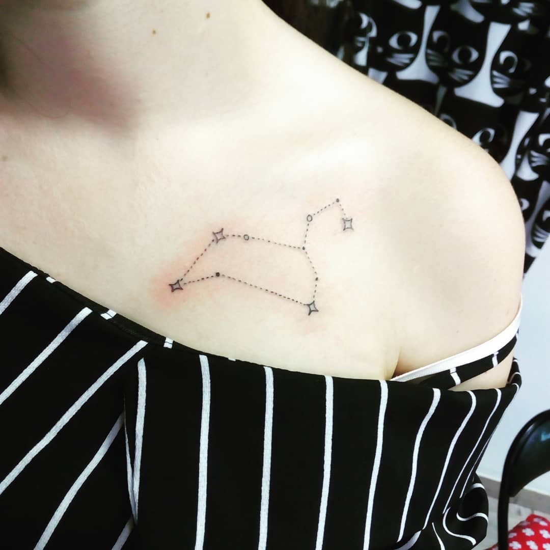 tatuaggio costellazione spalla by @didi.tattooar