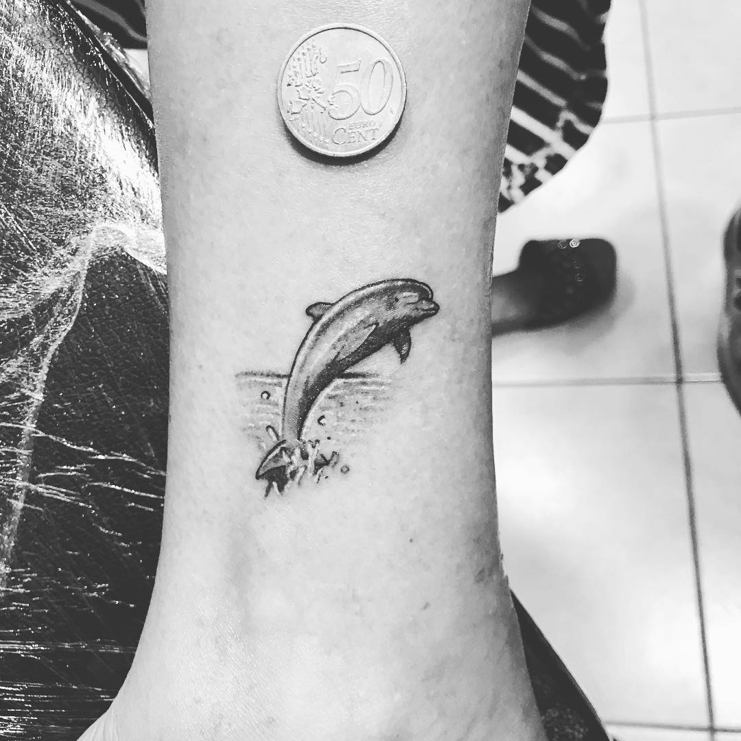 tatuaggio delfino mare by @viesteinktattoo