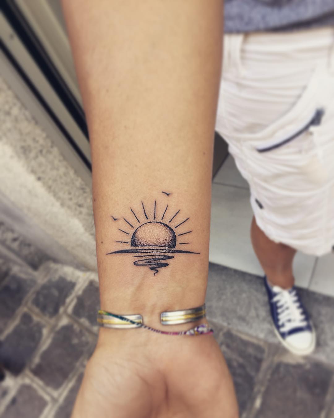 tatuaggio picccolo polso sole mare al tramonto by @francescameletattoo