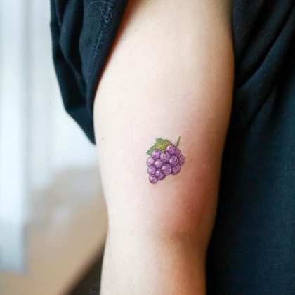 tatuaggio picccolo uva by @heemee.tattoo