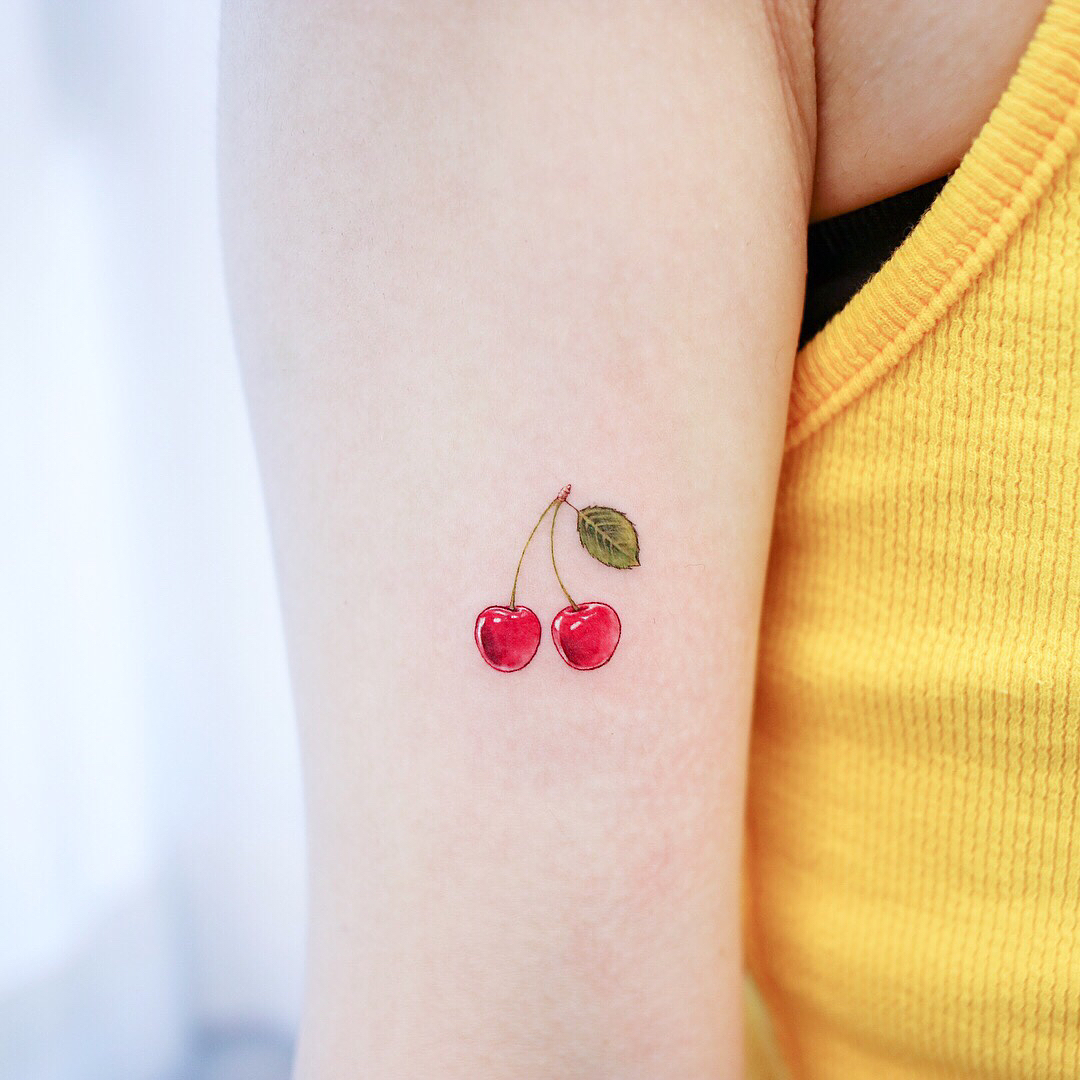 tatuaggio piccolo braccio ciliegie by @studiobysol