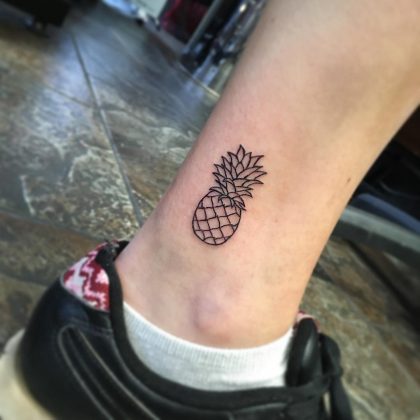 tatuaggio piccolo caviglia ananas by @laurensmithtattoos