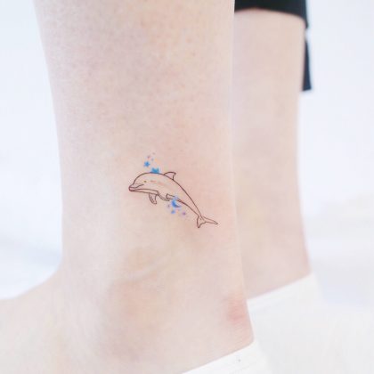 tatuaggio piccolo delfino luna stella by @studiobysol