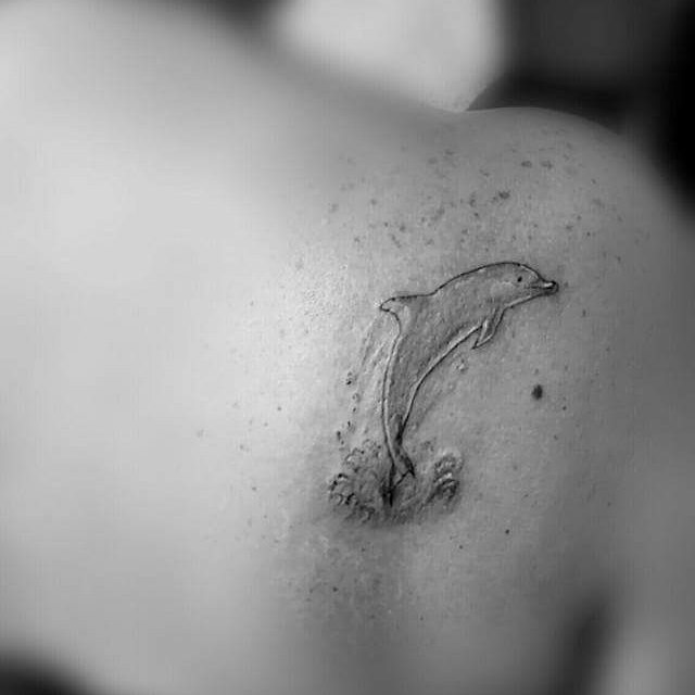 tatuaggio piccolo delfino spalla by @ang.ink .art