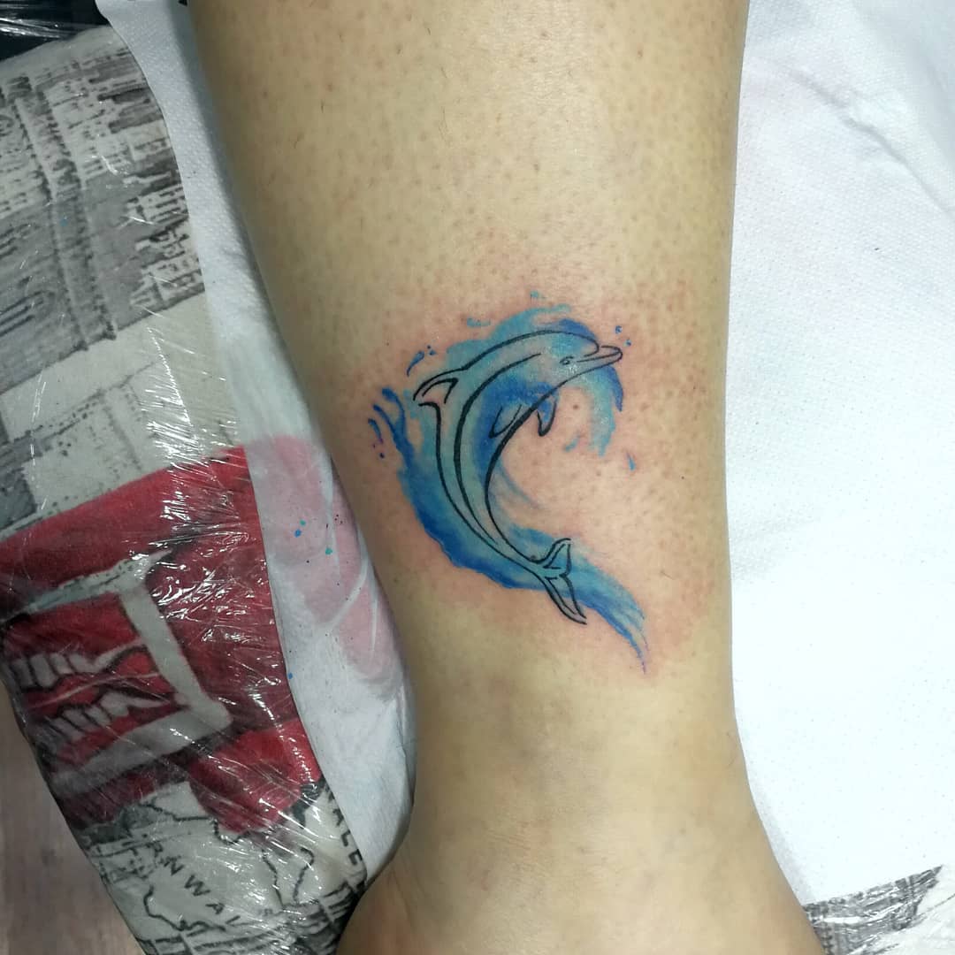 tatuaggio piccolo delfino watercolor by @zzurrainktattoo