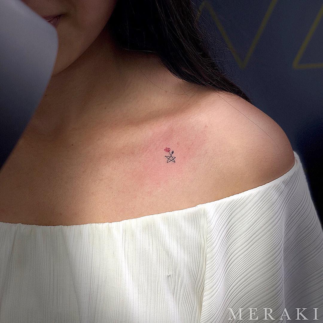 tatuaggio piccolo fiore stella by @merakitattoostudio