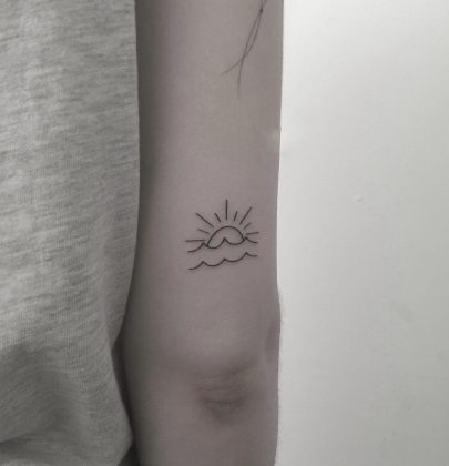 tatuaggio piccolo mare sole by @arte_e_amor_tattoo