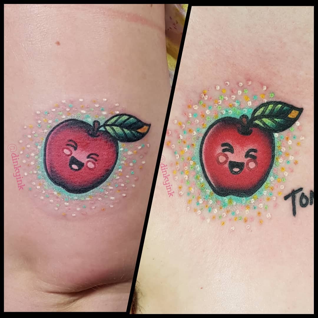 tatuaggio piccolo mela by @dinkyink