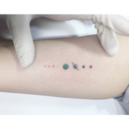 tatuaggio piccolo pianeti by @playground_tat2