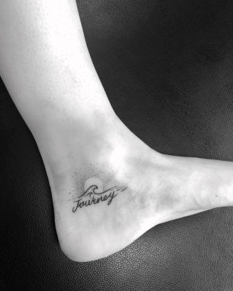 tatuaggio piccolo piede onda by @femabodyartist