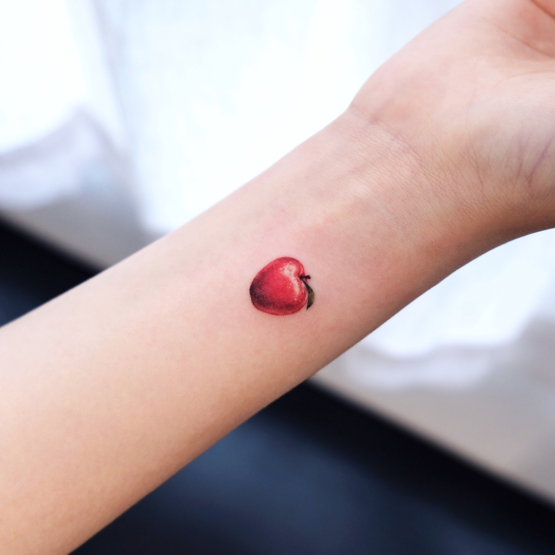 tatuaggio piccolo polso mela by @siyeon tattoo 1