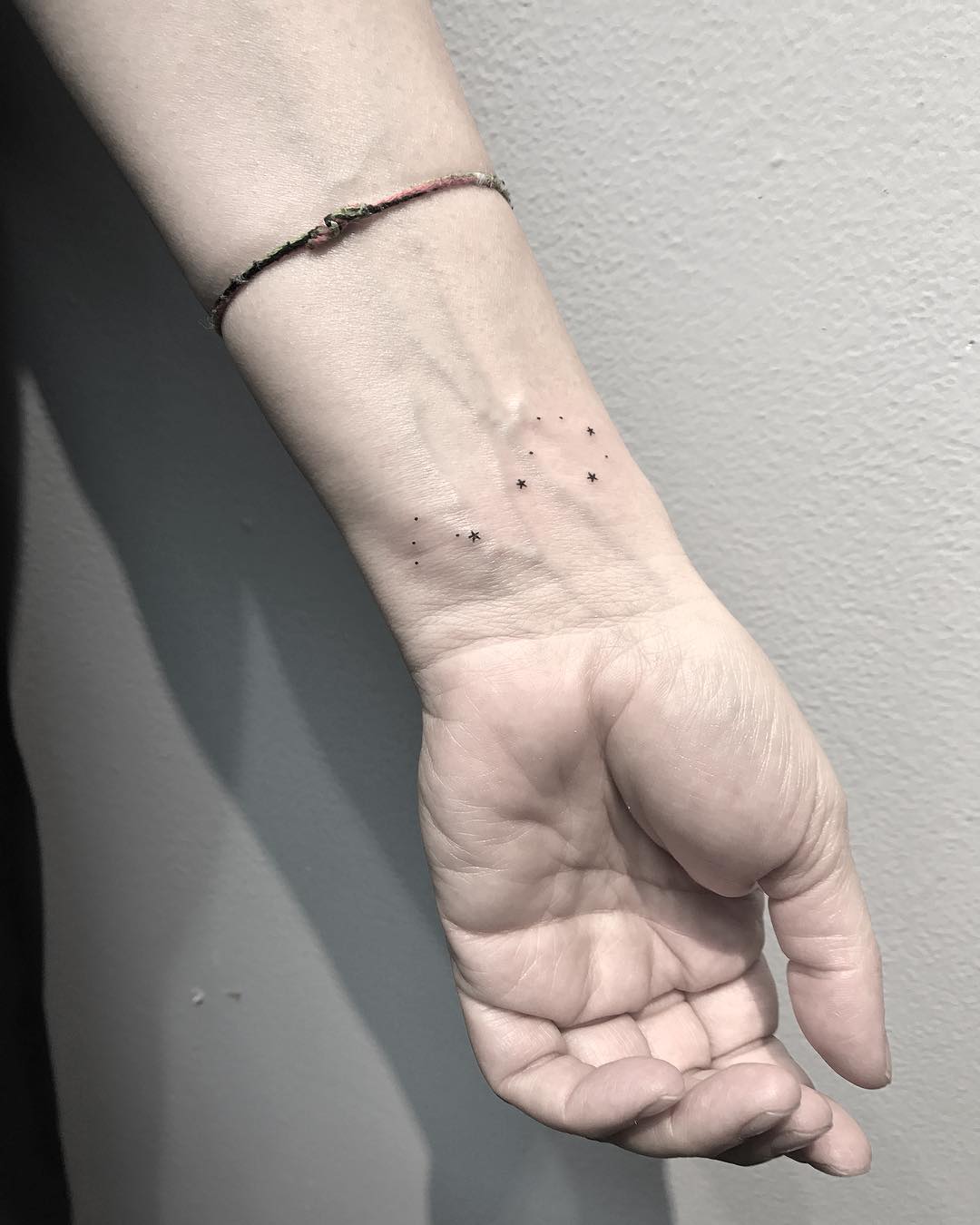 tatuaggio piccolo polso stelle by @msantana.nyc