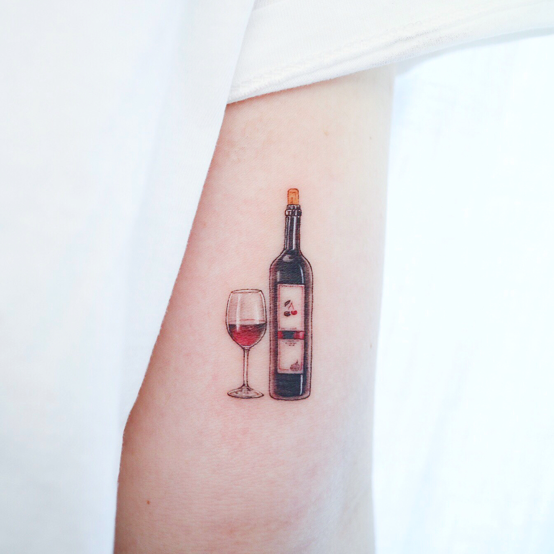 tatuaggio piccolo vino bicchiere by @heemee.tattoo