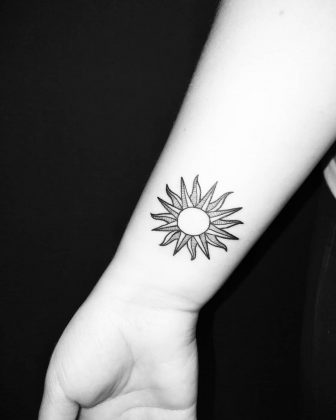 tatuaggio polso sole by @jaymaniakal