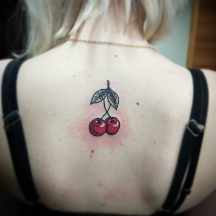 tatuaggio schiena ciliegie by @marie_thirteen