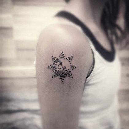 tatuaggio sole onde braccio by @smalldewa_tattoo