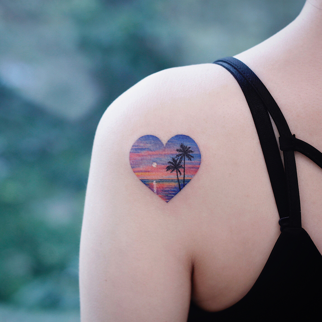 tatuaggio spalla cuore tramonto palme mare by @saegeemtattoo