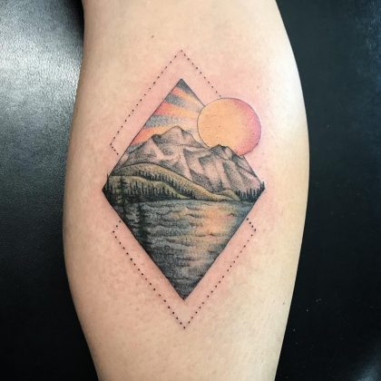 tatuaggio tramonto sole montagne lago by @liamchungtattoo