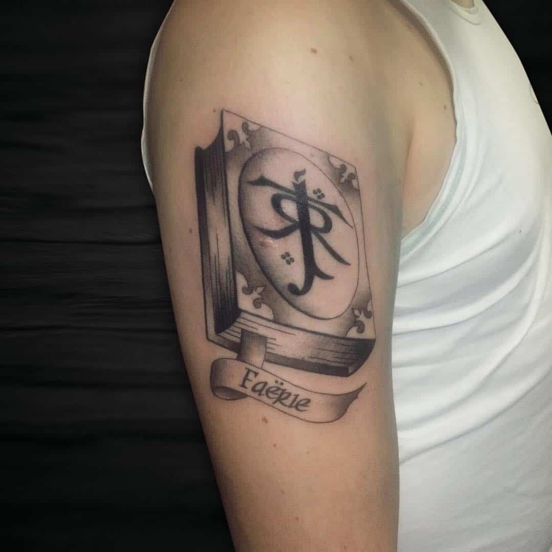 Tatuaggio libro tolkien by @raomtattoo