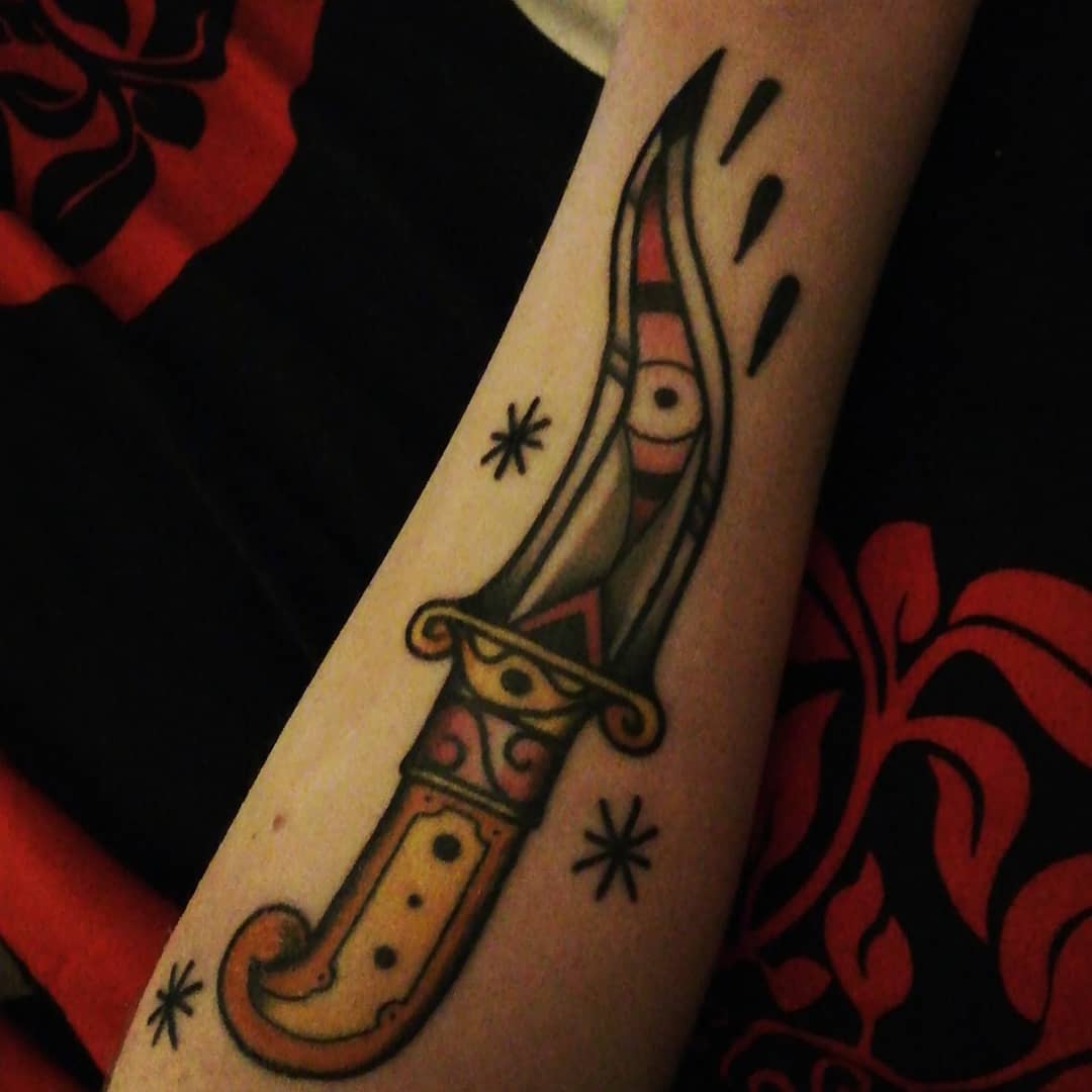pugnale Old School tattoo ph @kat.hairo
