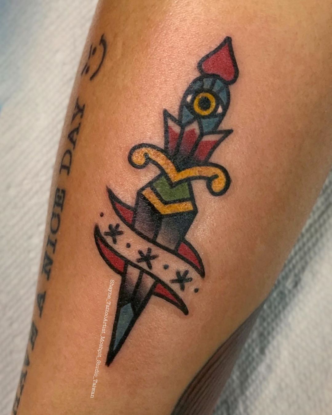 pugnale Old School tattoo ph @moshpit shayne tattooer