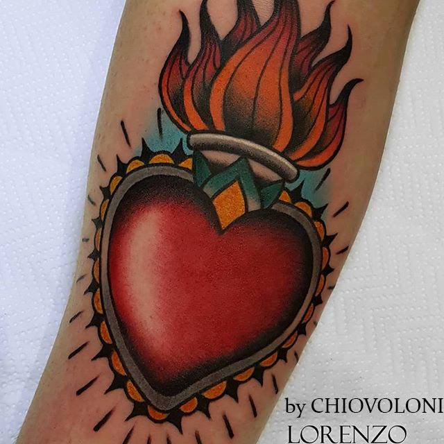 tattoo cuore fiamme by @lorenzo chiovoloni tattooer