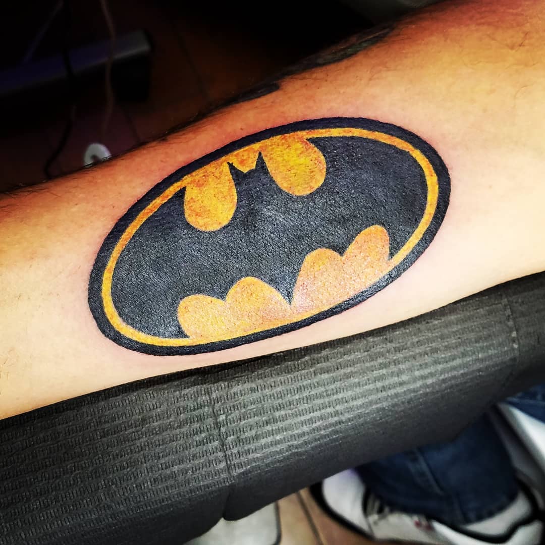 tatuaggio cartoon batman by @polytomytattoos