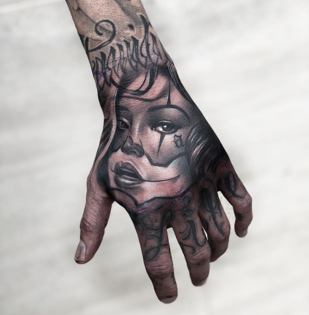 tatuaggio mano chicano by @antoniomackotodisco 1