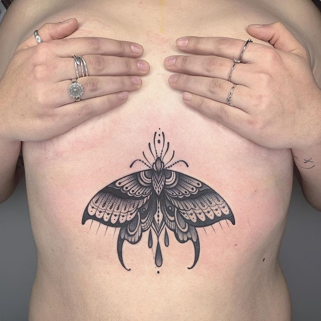 Tatuaggio sotto il seno by ermetica tattoo