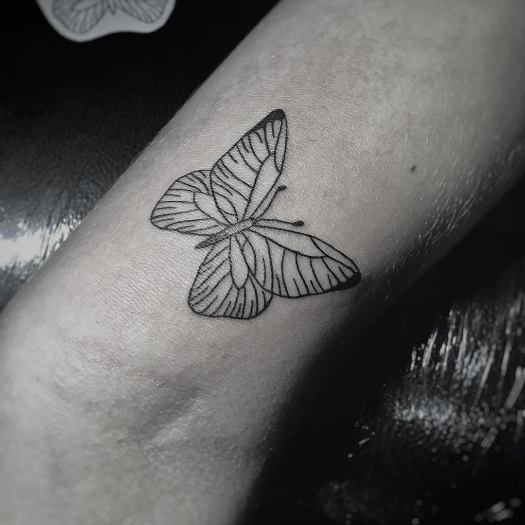 tattoo farfalla stilizzata ph @leonbx.ink