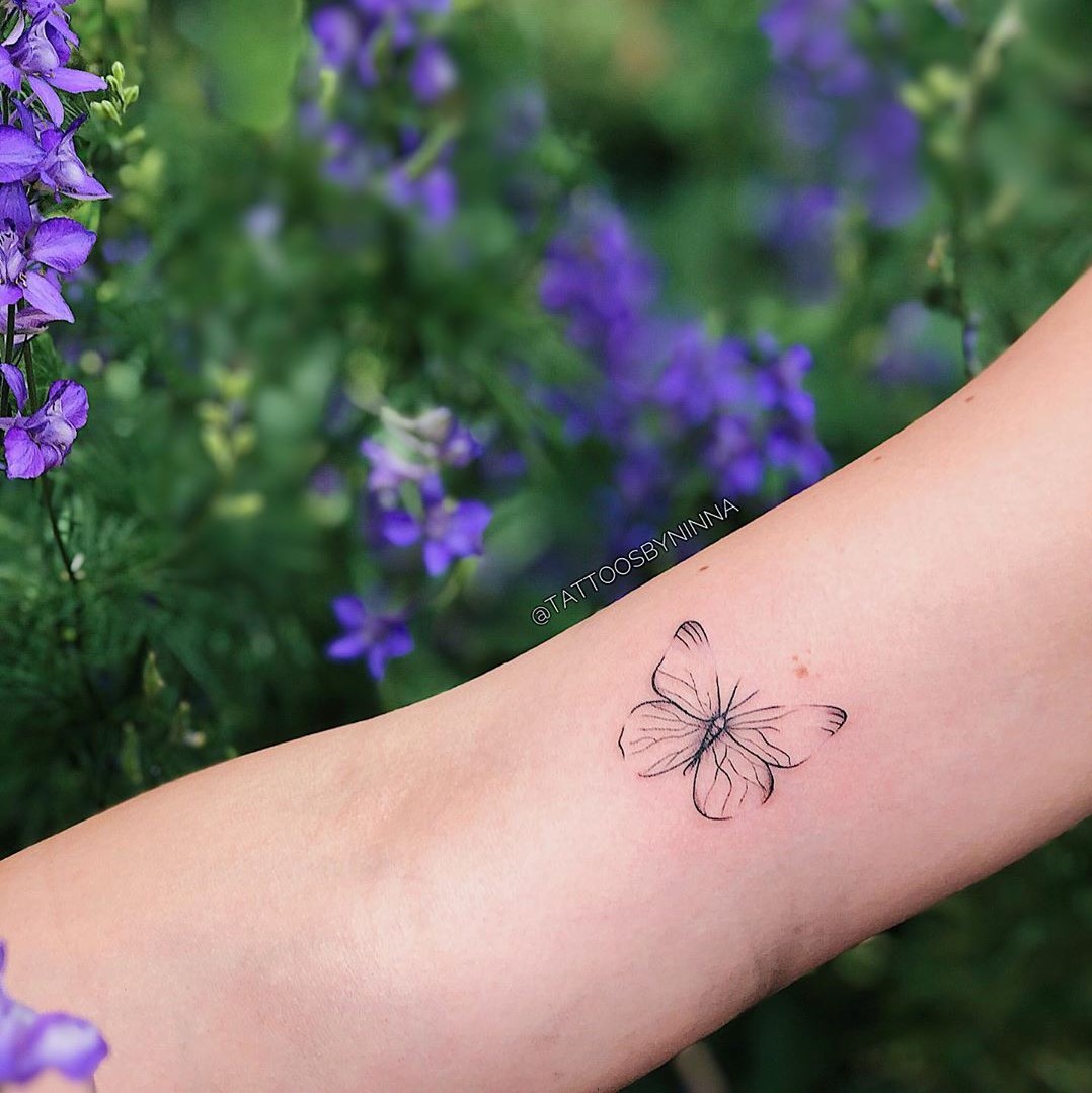 tattoo farfalla stilizzata ph @tattoosbyninna