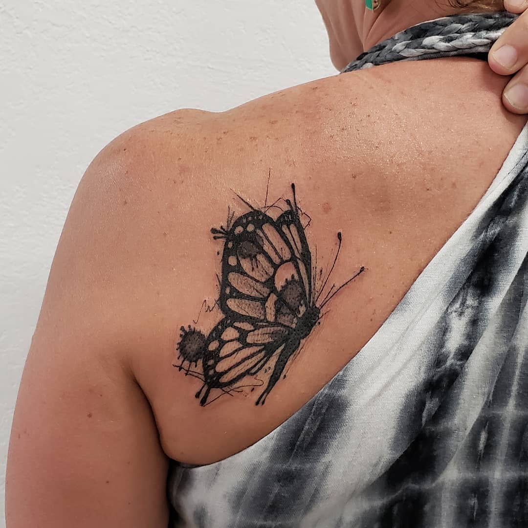 tattoo farfalla stilizzata ph @theivyarts