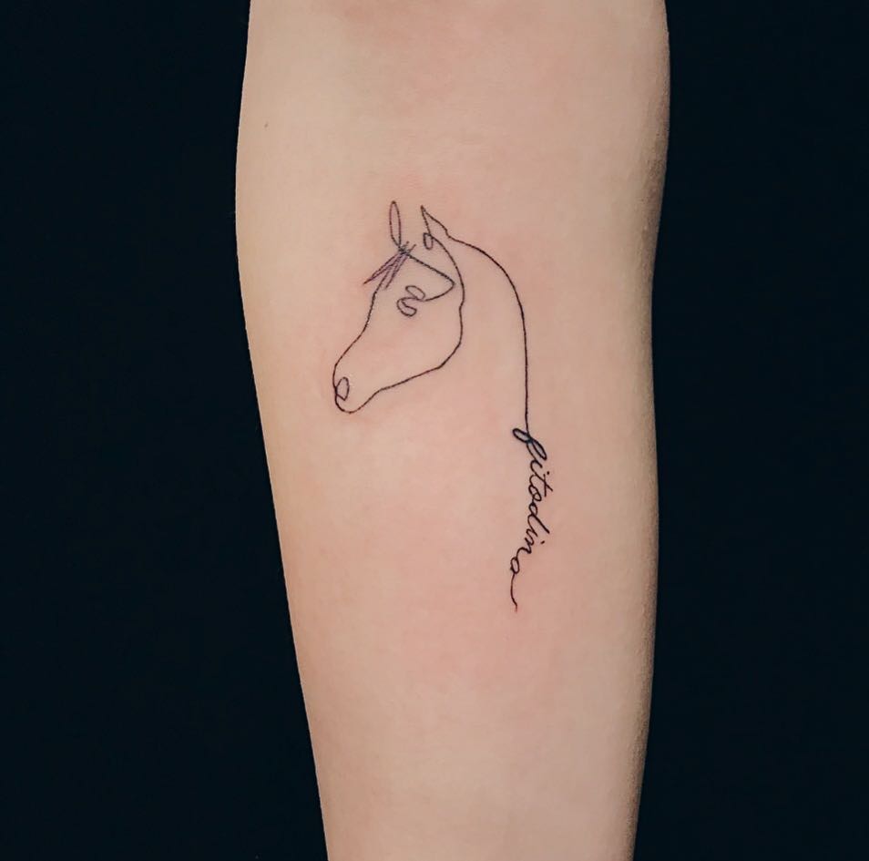 tattoo stilizzato cavallo by @charm.studio