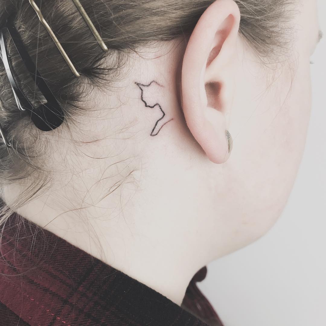 tattoo stilizzato dietro orecchio by @bymosler